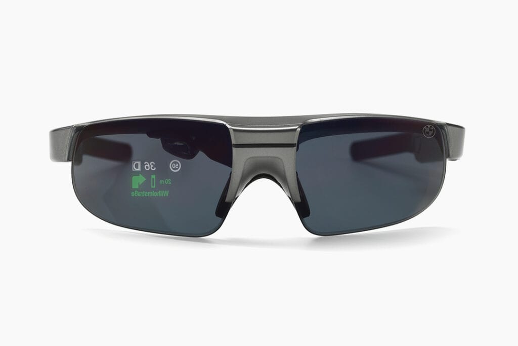 Tendencias en Gafas Inteligentes con IA | XionGadget 3 gafas inteligentes de última generación BMW Motorrad presenta unas gafas inteligentes de última generación BMW para motociclistas mostrando en sus lentes un panel led