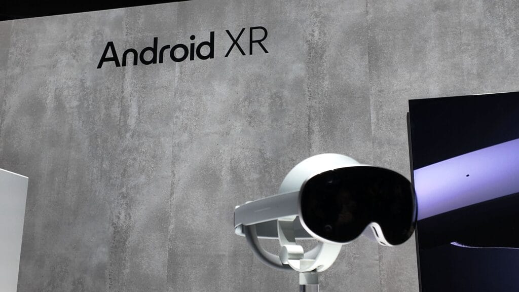 Galaxy Unpacked 2025: Samsung Destapa sus Gafas de IA Project Moohan 2 Gafas Samsung de VR en primer plano con un fondo de pared tipo cemento y la mencion al Android XR