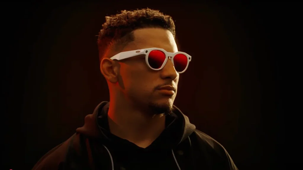 Meta Oakley: 10 Razones por las que estas Gafas Inteligentes Van a Romper el Mercado 2 Hombre usando gafas inteligentes Meta Oakley blancas con lentes rojos y tecnología de IA