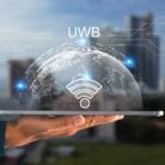isualización conceptual de tecnología UWB con icono de conexión inalámbrica sobre un dispositivo móvil.