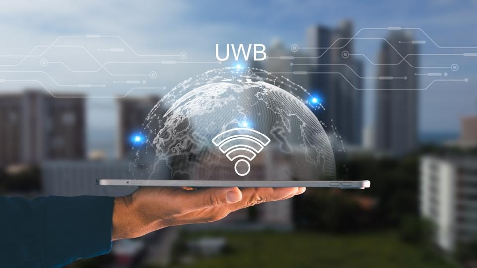 isualización conceptual de tecnología UWB con icono de conexión inalámbrica sobre un dispositivo móvil.